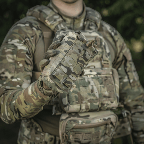 M-Tac mediclomme Small Vertical Elite i multicam-nylon med NIJ-sertifisering og intern IFAK-organizer, vist i galleri posisjon 1 holdt i hånd.