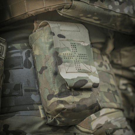 M-Tac Mediclomme Small Vertical Elite i multicam-nylon med NIJ-sertifisering montert på taktisk utstyr, vist i galleri posisjon 1.
