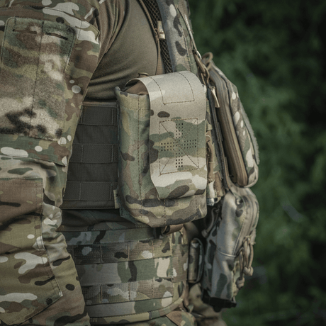 M-Tac Mediclomme Small Vertical Elite i multicam-nylon montert på taktisk utstyr med NIJ-sertifisering, vist i galleri posisjon 1.