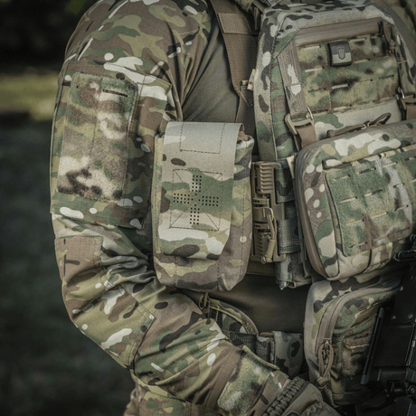 M-Tac Mediclomme Small Vertical Elite i multicam-nylon med NIJ-sertifisering montert på taktisk utstyr, vist i galleri posisjon 1.
