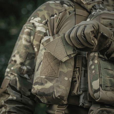 M-Tac Mediclomme Small Vertical Elite i multicam-nylon med NIJ-sertifisering montert på taktisk utstyr, vist i galleri posisjon 1.