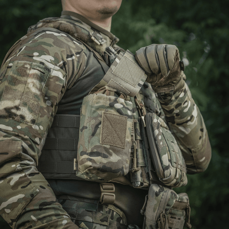 M-Tac Mediclomme Small Vertical Elite i multicam-nylon med NIJ-sertifisering montert på taktisk utstyr, vist i galleri posisjon 1.