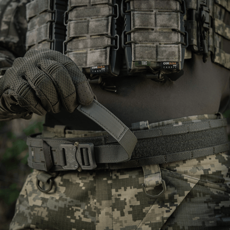 M-Tac Range Bælte Cobra Buckle Gen.IV taktisk bælte i brug. Ideel til militær, politi og skydebaner med justerbar pasform og Tegris-forstærkning.