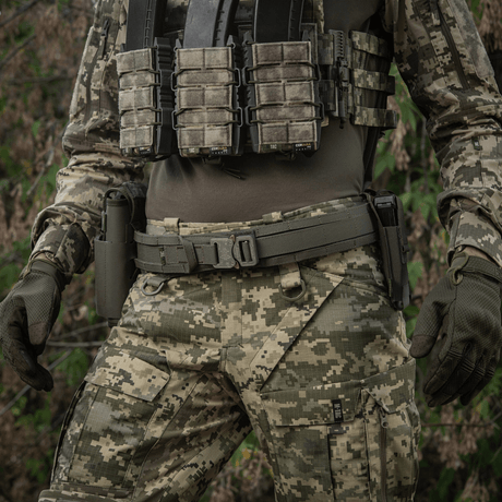 Taktisk M-Tac Range Bælte Cobra Buckle Gen.IV med udstyr i militærfarver, velegnet til militært, politi og aktivt brug.