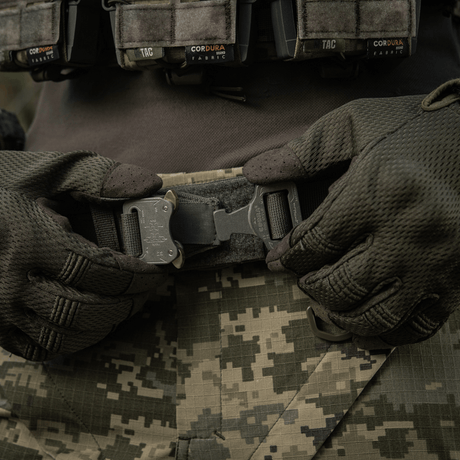 M-Tac Range Bælte Cobra Buckle Gen.IV på en taktisk uniform, ideelt til militært og aktiv brug med mulighed for fastgørelse af udstyr.