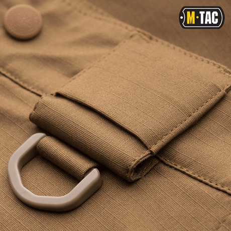 M-Tac Shorts Aggressor Short med D-ring detalje og rip-stop materiale i tæt nærbillede, ideel til taktisk brug og komfort i varme klimaer.