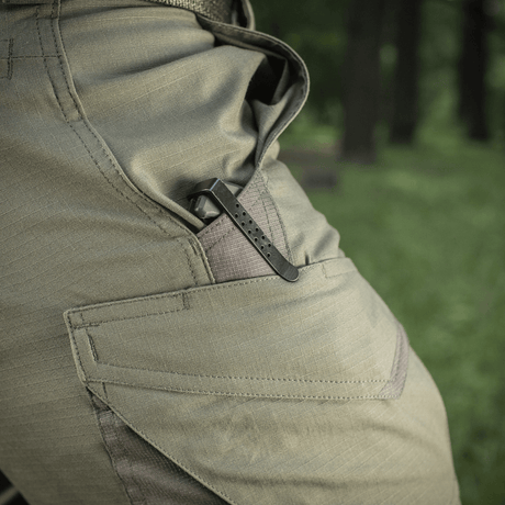 Nærbillede af M-Tac Shorts Aggressor Short med taktisk kniv i lommen, ideelle til varme dage og aktiv brug i by og natur.