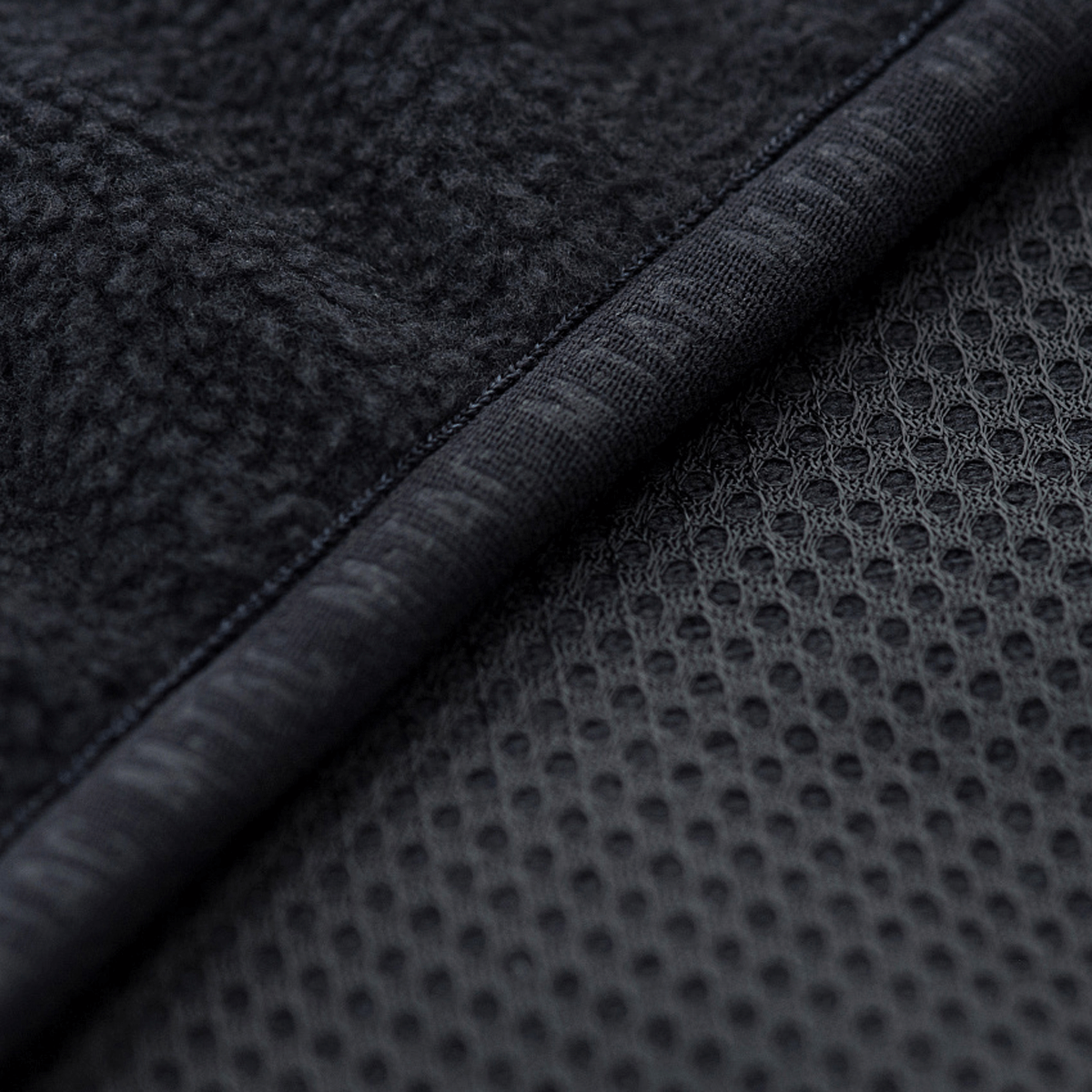 Detalje af M-Tac Lite Microfleece Hættetrøje med let, elastisk mikrofleece og åndbar mesh-struktur for optimal komfort og bevægelsesfrihed.