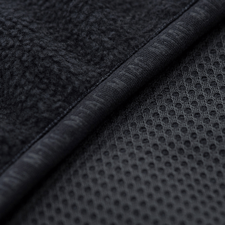 Detaljebillede af M-Tac Lite Microfleece Hættetrøje, viser mesh-struktur og mikrofleece materiale for komfort og bevægelsesfrihed.
