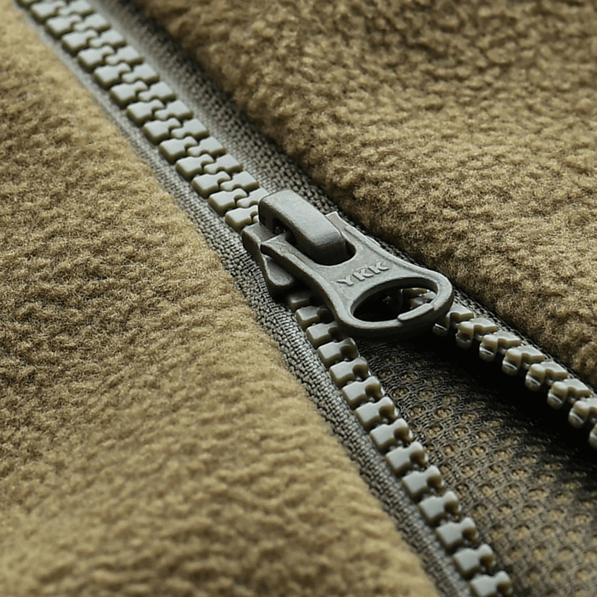 Nærbillede af lynlås på M-Tac Lite Microfleece Hættetrøje, fremstillet af let og åndbar mikrofleece for komfort og bevægelsesfrihed.