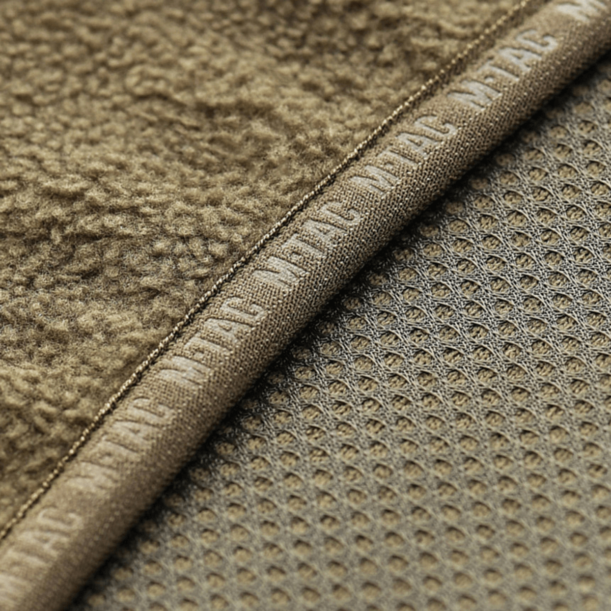 Nærbillede af M-Tac Lite Microfleece Hættetrøje med mesh-struktur og elastisk kant med M-Tac-logo for god pasform.