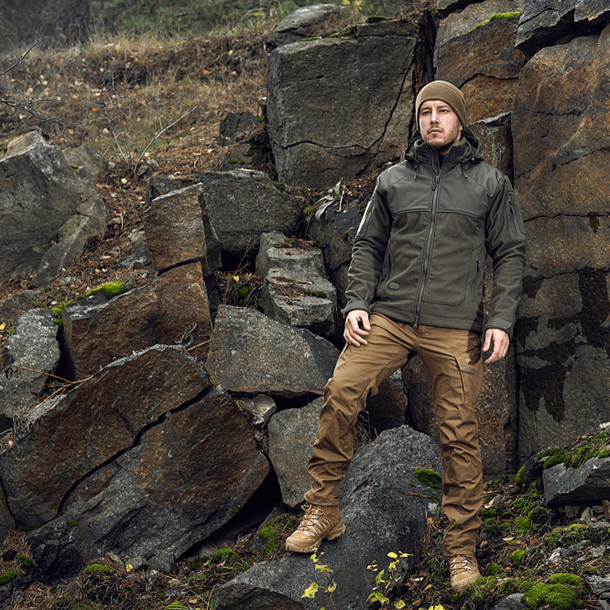 Mand iført M-Tac Norman Windblock Fleecejakke i udendørs naturmiljø, designet til komfort og varme, beskyttelse mod vind og kulde.