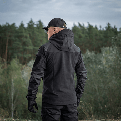 Person iført M-Tac Norman Windblock Fleecejakke i naturen, set bagfra