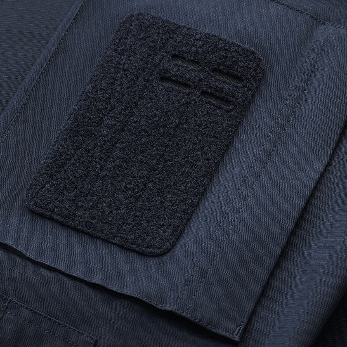 M-Tac Jakke Patrol Flex med Velcro-paneler og forstærket skulderparti, designet til taktisk brug, detaljeret i navy stof.
