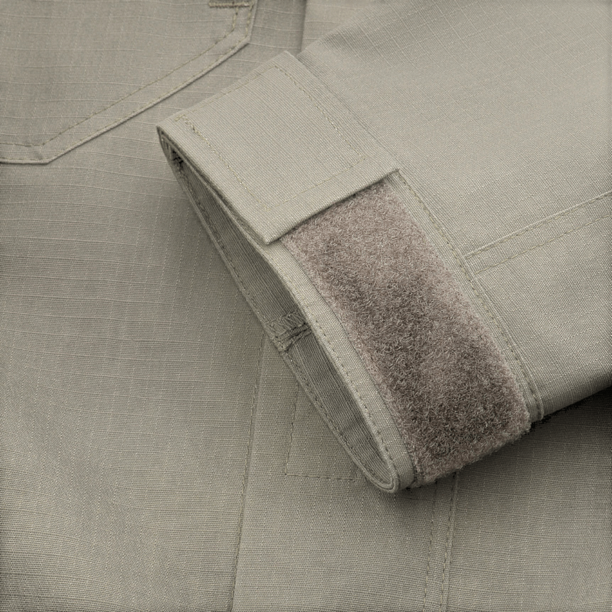 Nærbillede af ærmedetalje på M-Tac Patrol Flex Jakke med velcro og ripstop-stof, viser alsidig og praktisk design.