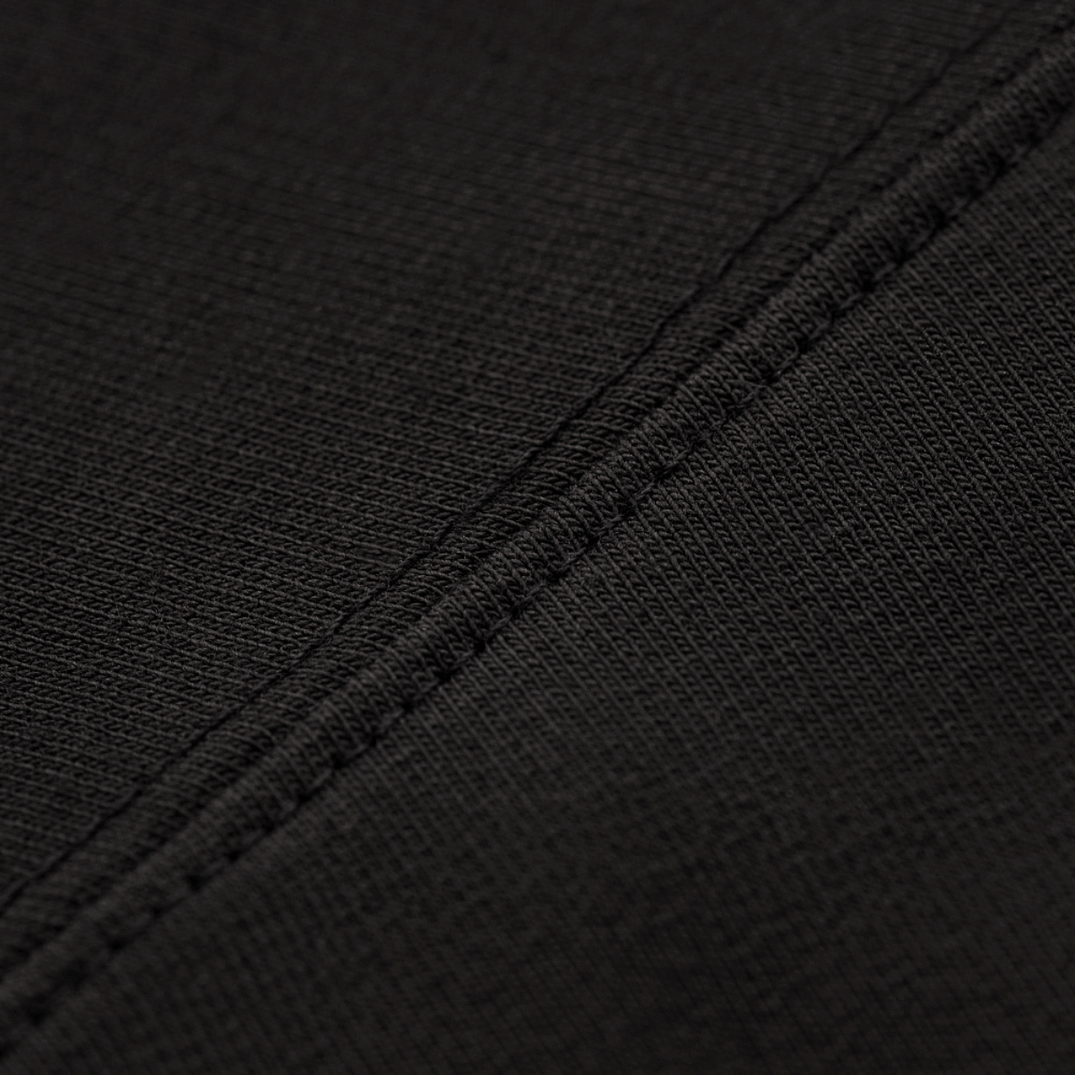 Nærbillede af M-Tac Pullover 4 Seasons stoftekstur, 95% bomuld og 5% elastan med strækfast syning, ideel til helårsbrug.