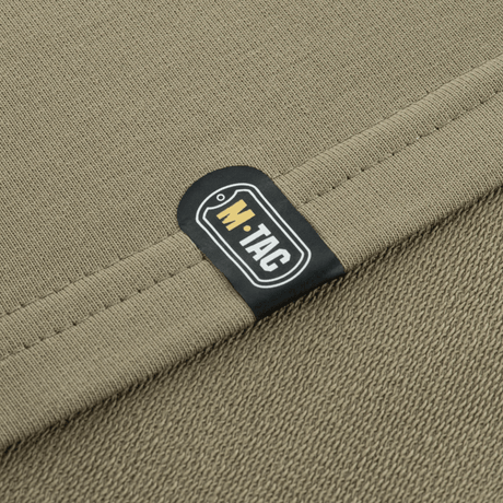 Nærbilde av M-Tac Pullover 4 Seasons med strekkfast elastisk stoffetikett, perfekt for hverdagsbruk og taktiske aktiviteter hele året
