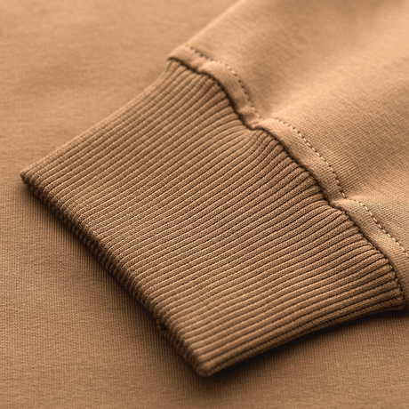 Detalj av M-Tac Pullover 4 Seasons som viser ribbede mansjetter i beige bomullsmateriale, ideell for daglig bruk hele året
