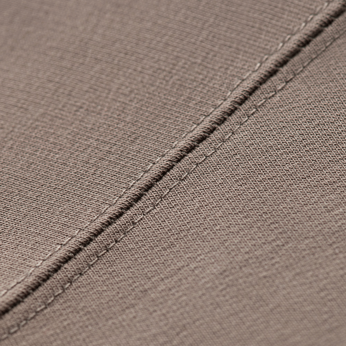 Nærbillede af M-Tac Pullover 4 Seasons stof, der viser søm detalje og tekstur. Perfekt til helårs og taktisk brug.