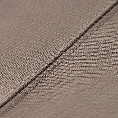 Nærbilde av M-Tac Pullover 4 Seasons stoff som viser sømdetalj og tekstur. Perfekt for helårs- og taktisk bruk