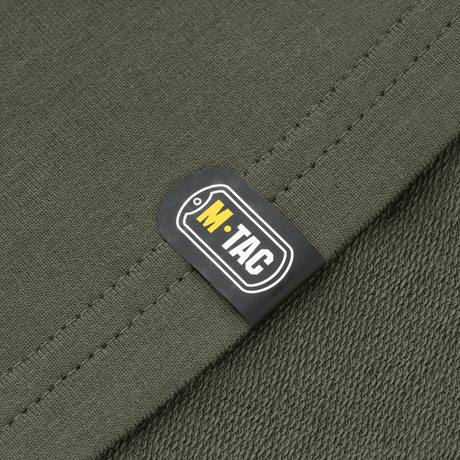 M-Tac Pullover 4 Seasons, minimalistisk design med stretchmansjetter, ideell for helårsbruk, detalj av merkelogo.