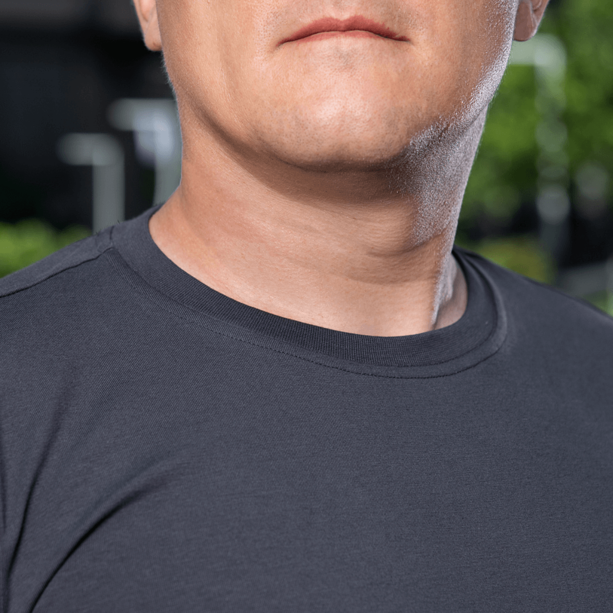 Mand iført M-Tac Long-sleeve T-shirt 93/7, komfortabel og stilren med holdbar kvalitet. Ideel til hverdag og friluftsliv.