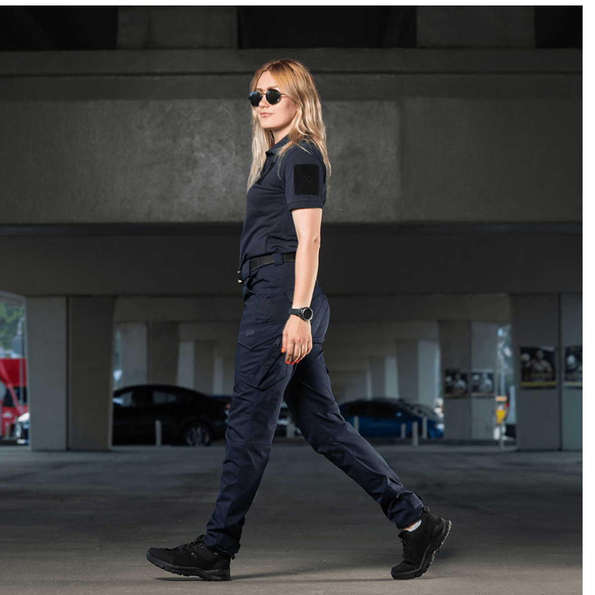 Kvinde iført M-Tac Bukser Aggressor Dame Flex, ideel til træning, skydning og rejser, i let og teflon-behandlet materiale.