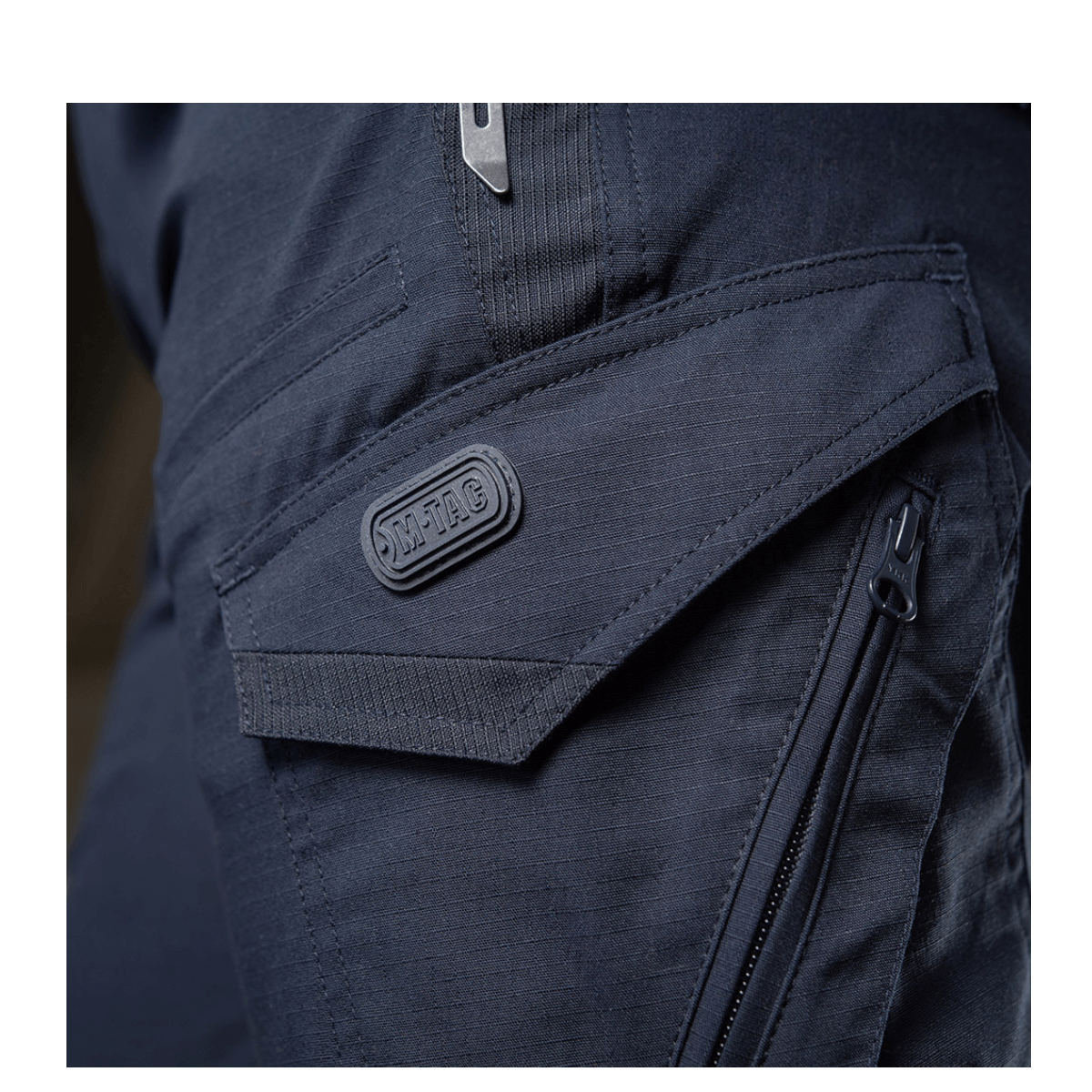 Nærbillede af M-Tac Bukser Aggressor Dame Flex med vandafvisende Teflon-materiale og tætsiddende pasform.