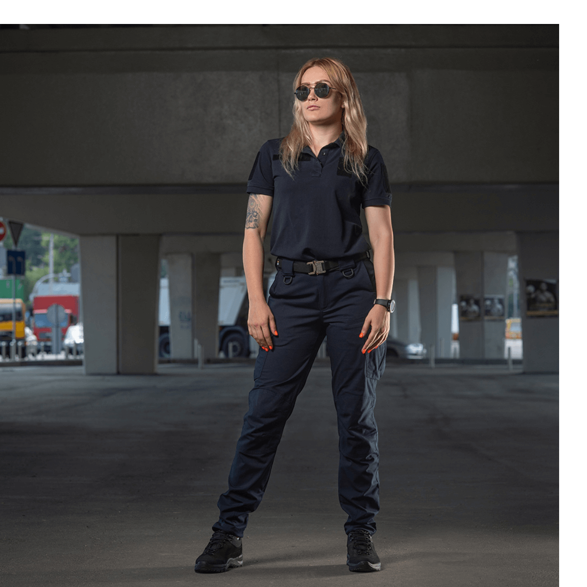 Kvinde iført M-Tac Bukser Aggressor Dame Flex med Teflon-beskyttelse, ideelle til træning og forretningsrejser.