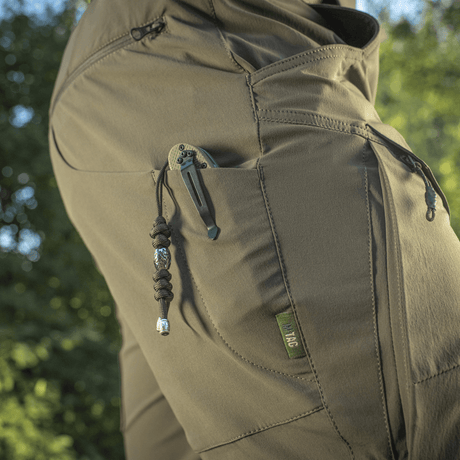 M-Tac Shorts Rubicon Flex i mørk oliven med cargo-lommer og YKK lynlåse, designet til komfort og bevægelse i sommermånederne.