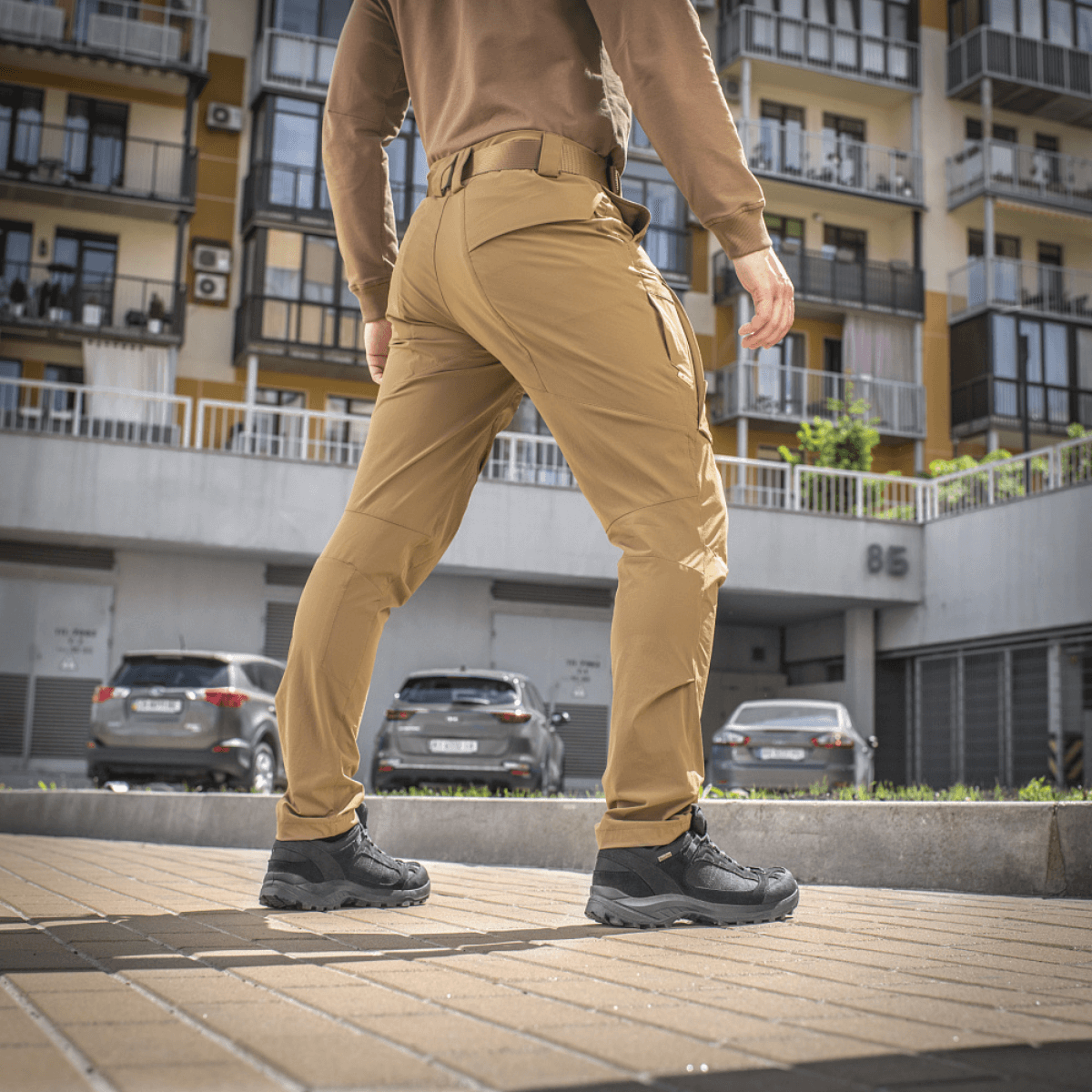 M-Tac Bukser Rubicon Flex vist i udendørs omgivelser, perfekte til træning, skydning, arbejde og fritid, med 4-Way Stretch stof.