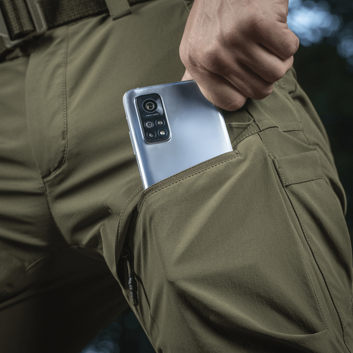 M-Tac Bukser Rubicon Flex med innovativ cargo-lomme til smartphone opbevaring. Komfortabelt 4-Way Stretch stof i grøn farve.
