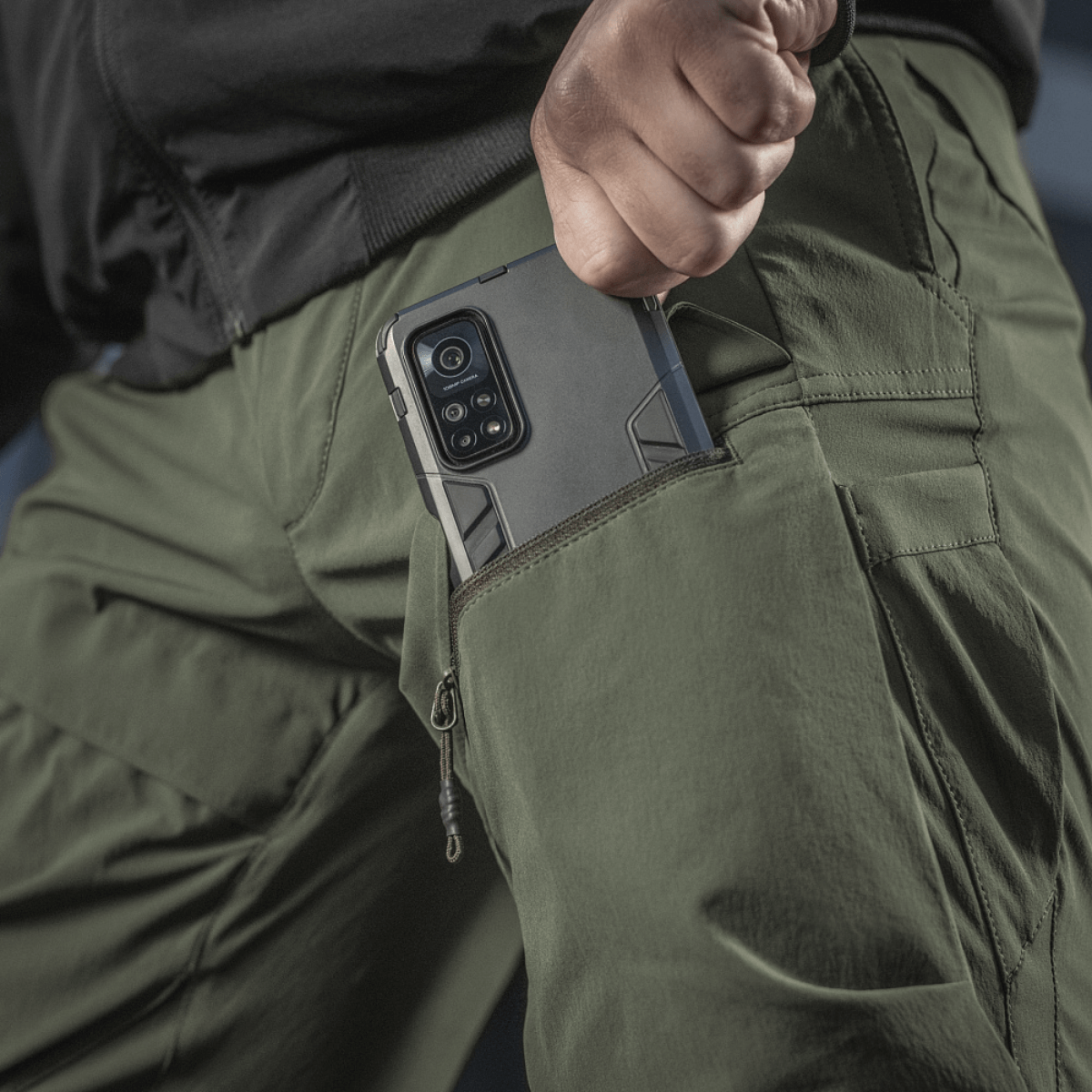 M-Tac Bukser Rubicon Flex i grøn med innovativ cargo-lomme og mobiltelefon, perfekt til træning og udendørs aktiviteter