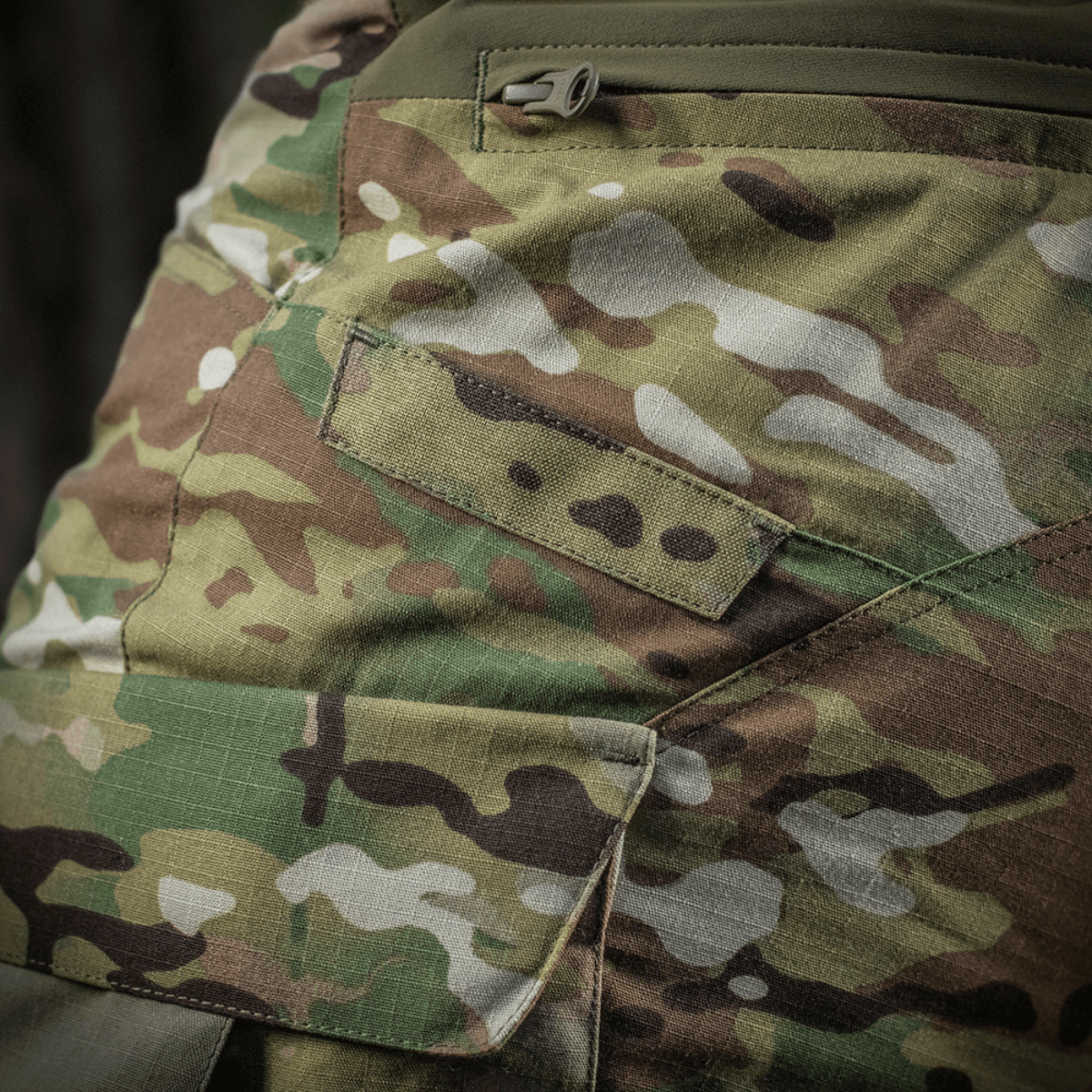 M-Tac Bukser STURM NyCo Extreme Gen.II med camouflage design, fremhæver komfort og holdbarhed under forskellige forhold.