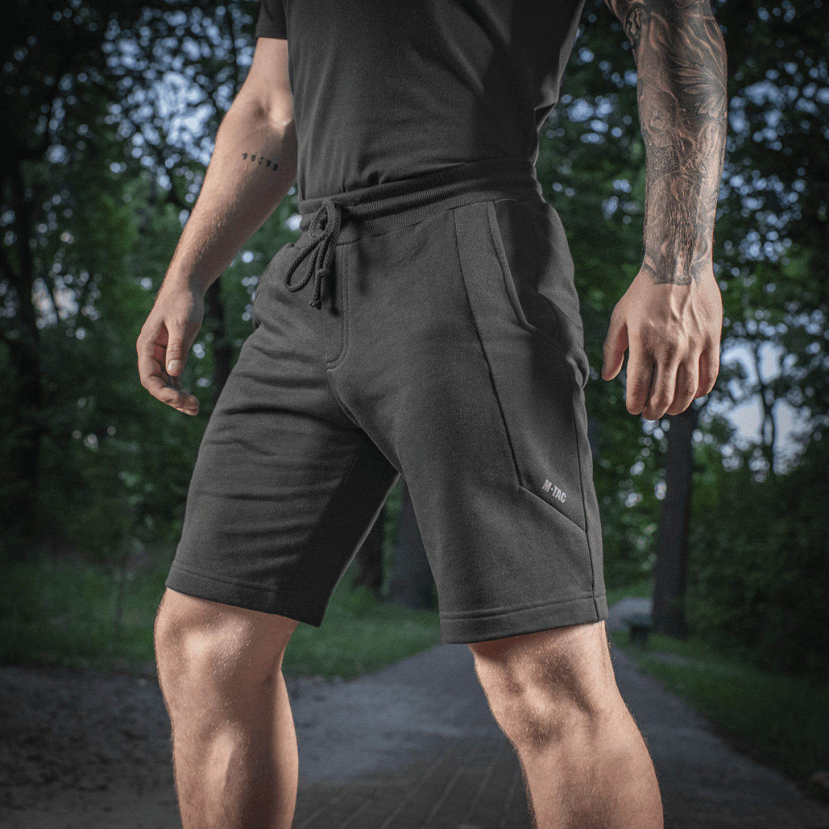 M-Tac Shorts Casual Fit Cotton i sort, perfekt til aktiv sommers brug, med behagelig pasform og diskret logo på lommen.
