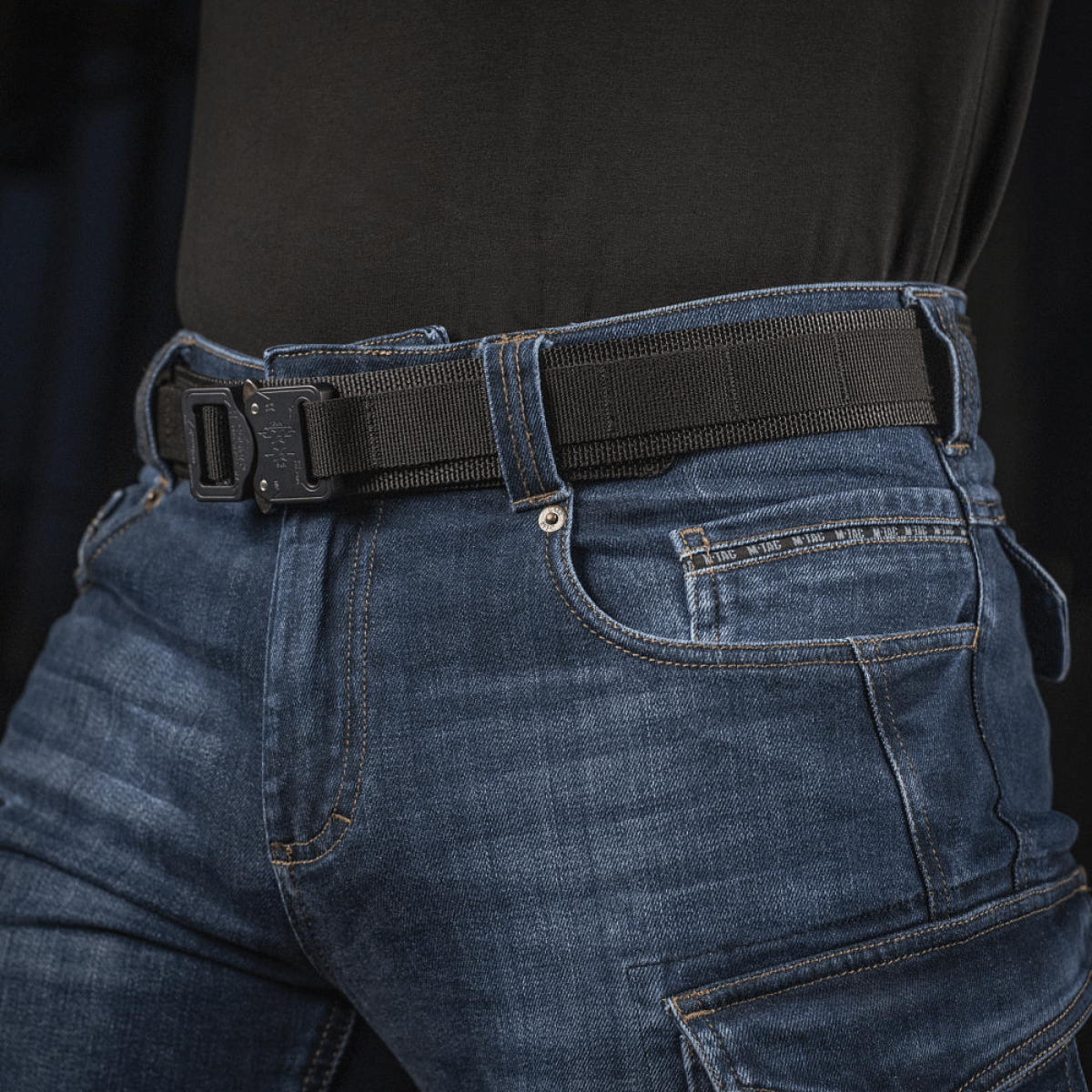 M-Tac Jeans Aggressor med taktisk bælte og rummelige lommer i slidstærkt blå denim for komfort og funktionalitet.