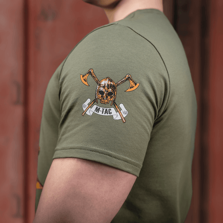 M-Tac T-shirt Viking i olivengrøn farve med vikingemotiv og teksten "Til Valhall". Perfekt til dem med en passion for vikingekultur.