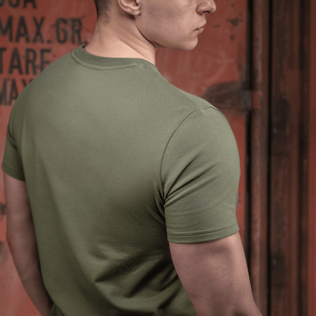 M-Tac T-shirt Viking i olivengrøn set bagfra på en mand mod rustik baggrund