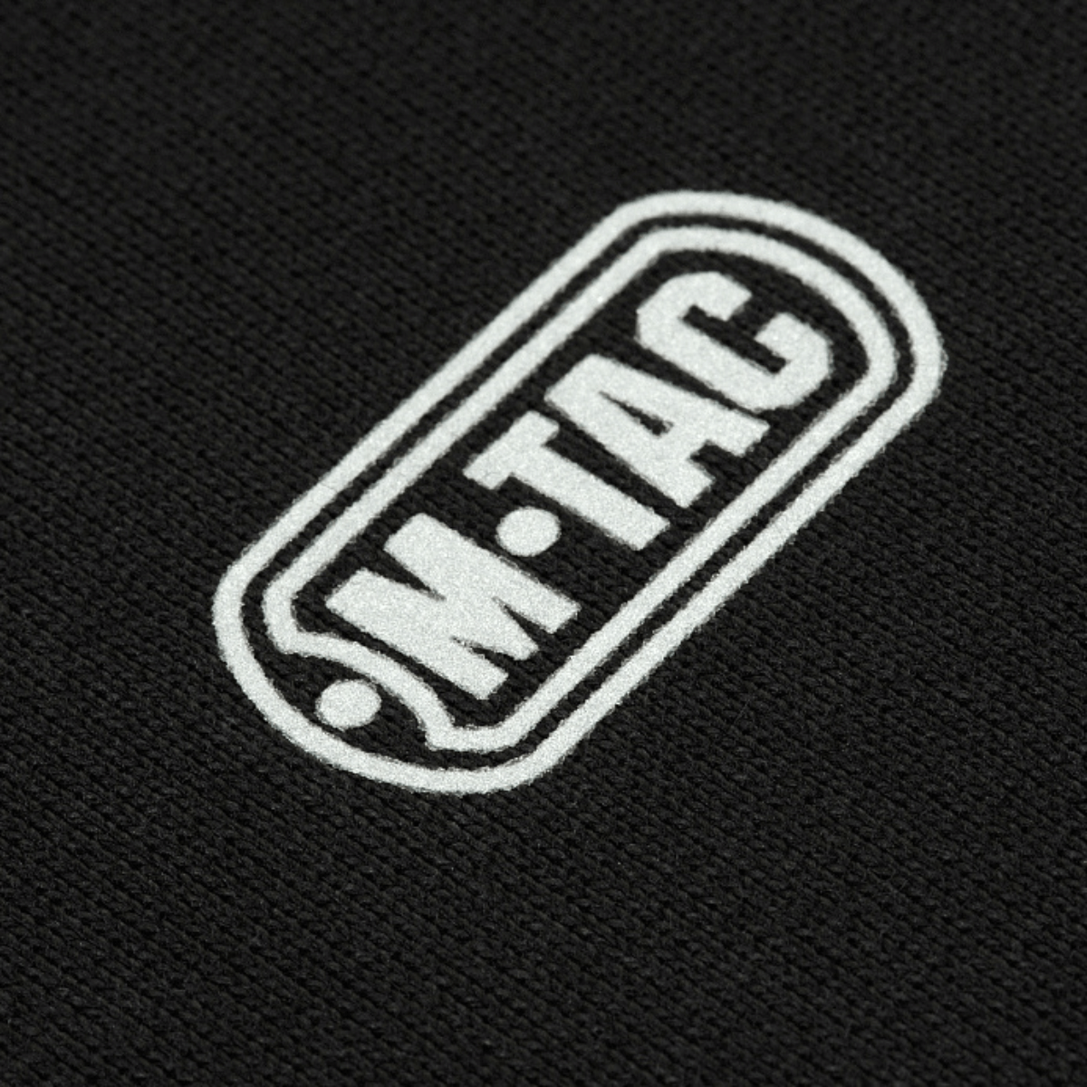 Detalje af det reflekterende logo på M-Tac Sweatshirt Cotton Hard, lavet af 100% bomuld.