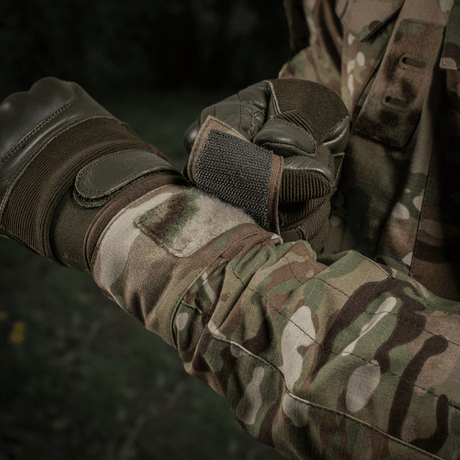 M-Tac Jakke Sturm NYCO Extreme i Multicam-mønster, designet til militært brug, viser slidstyrke og komfort i detalje.