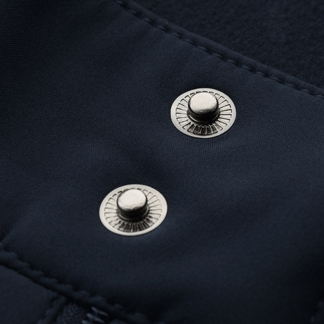 Nærbillede af M-Tac Bukser Soft Shell Vinter detalje med knapper der viser materialekvalitet og slidstyrke.