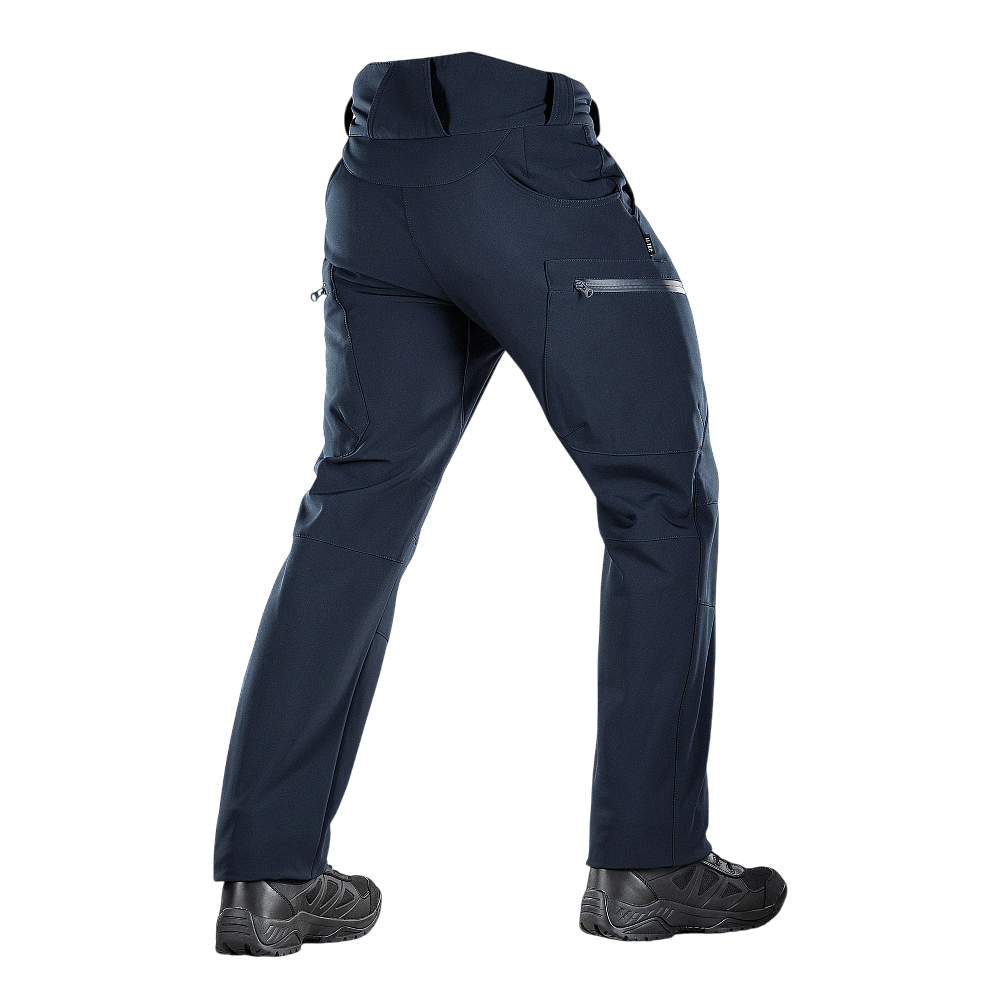 M-Tac Bukser Soft Shell Vinter set bagfra, viser de vind- og vandafvisende egenskaber og fleecefor for ekstra komfort.