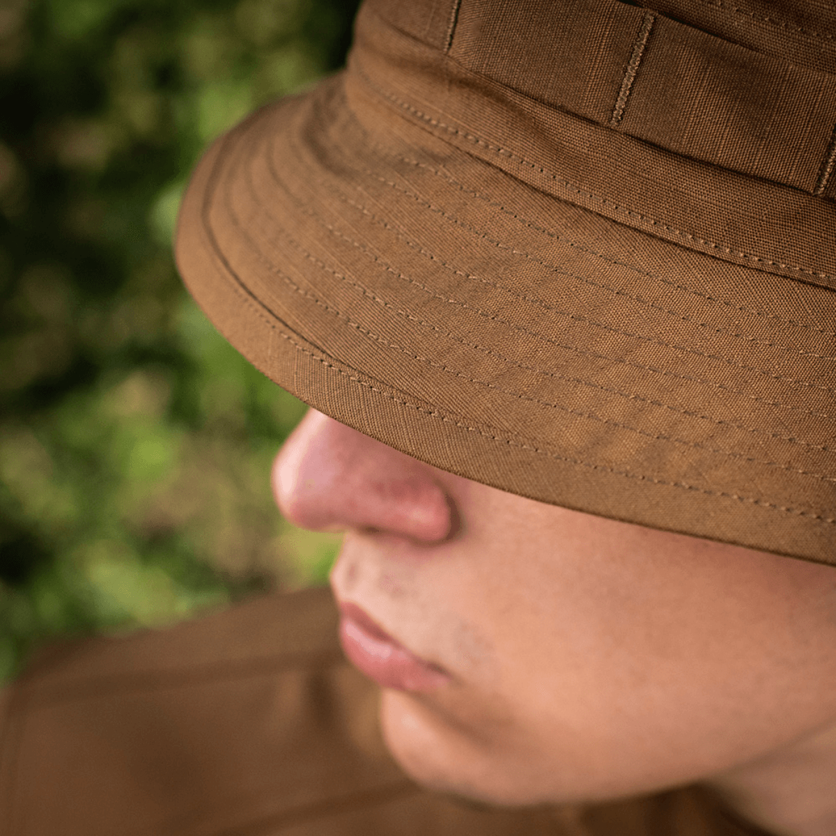 M-Tac Panama Rip-Stop army-hat med semi-stiv skygge set fra siden, viser detaljerne i rynkefast stof i naturmiljø.