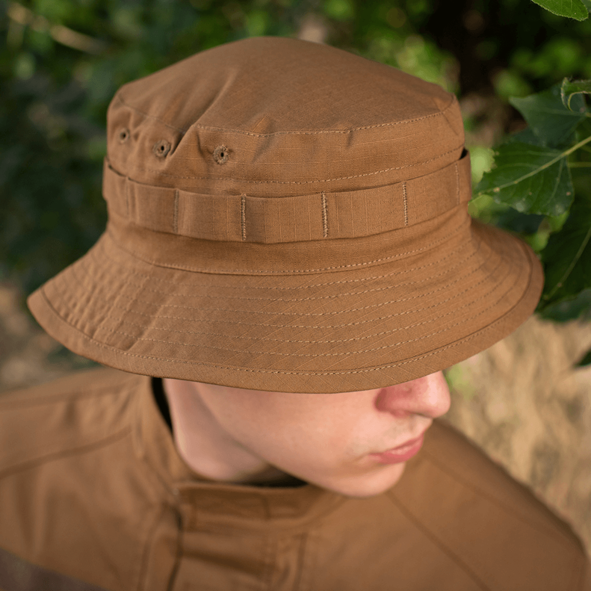 M-Tac Panama Rip-Stop hat med semi-stiv skygge og ventilationshuller, army-inspireret stil, set på en person udendørs.