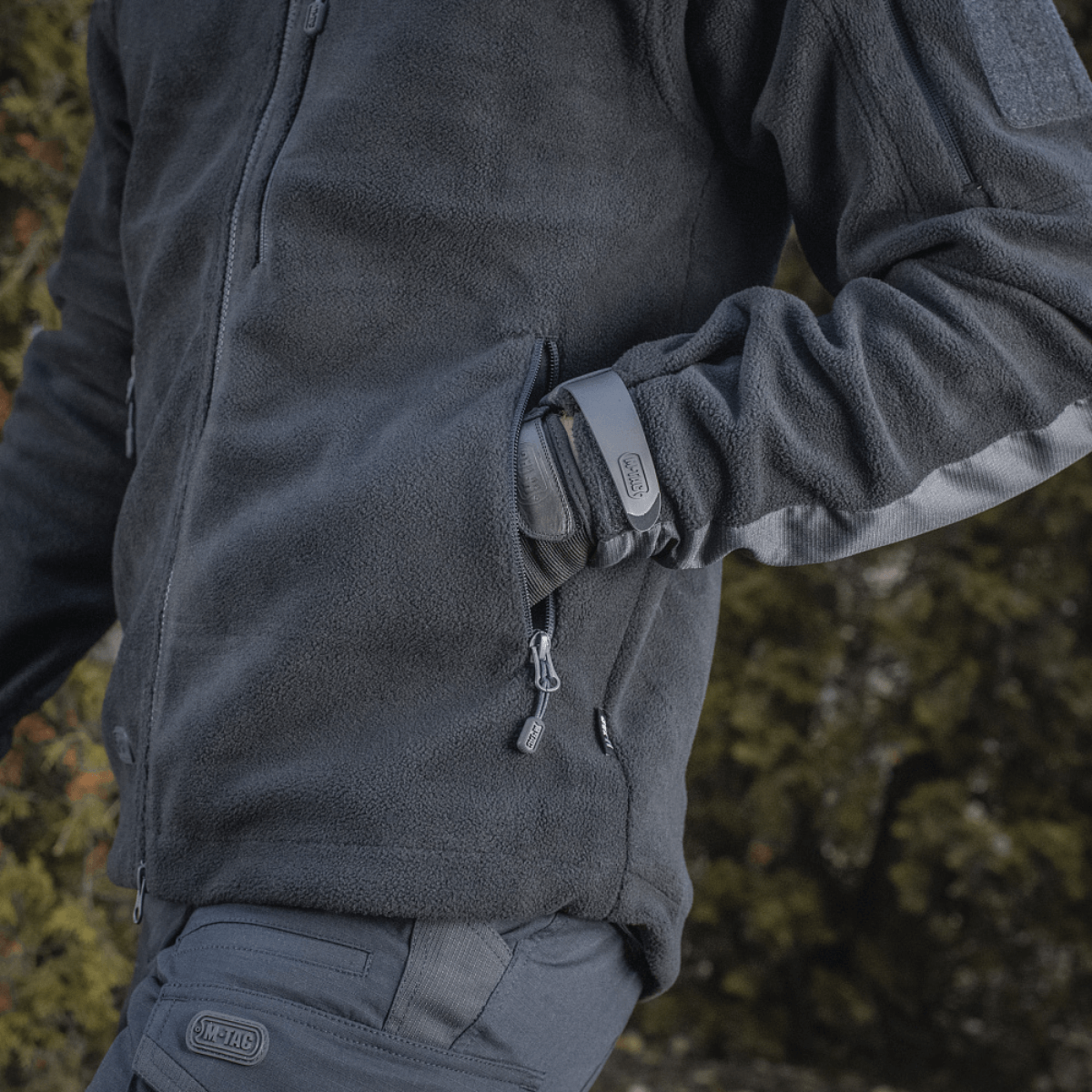 M-Tac Alpha Microfleece Jakke Gen.II i brug i koldt vejr, viser holdbarhed og funktionalitet til taktiske og outdoor-aktiviteter.