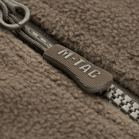 Nærbillede af lynlåsen på M-Tac Alpha Microfleece Jakke Gen.II, viser slidstærk konstruktion og detaljer i fleecestoffet.