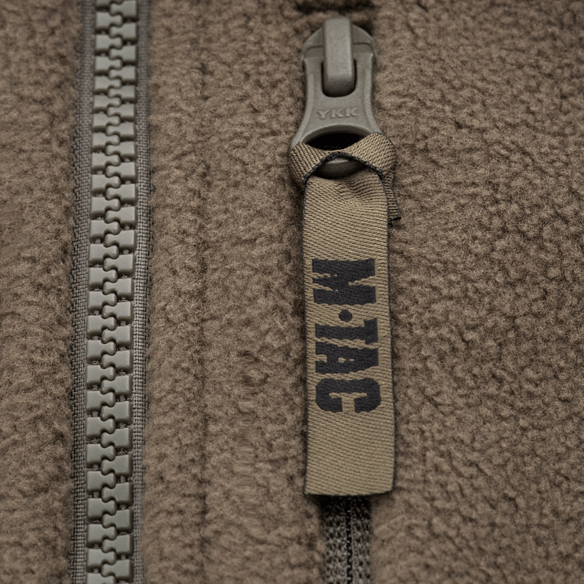 M-Tac Alpha Microfleece Jakke Gen.II lynlåsdetalje, holdbart fleece design til koldt vejr og taktiske aktiviteter, ECWCS tredje lag.