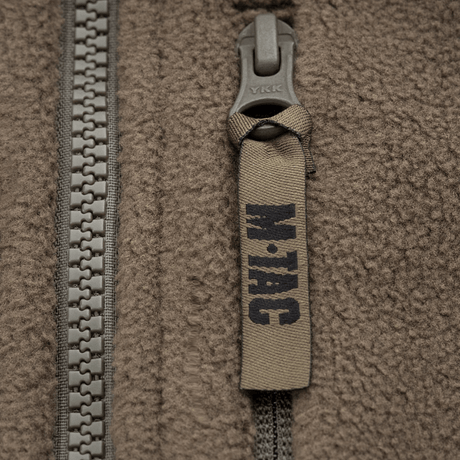 Nærbillede af lynlås på M-Tac Alpha Microfleece Jakke Gen.II, fremhæver fleece og slidstyrke i koldt vejr.