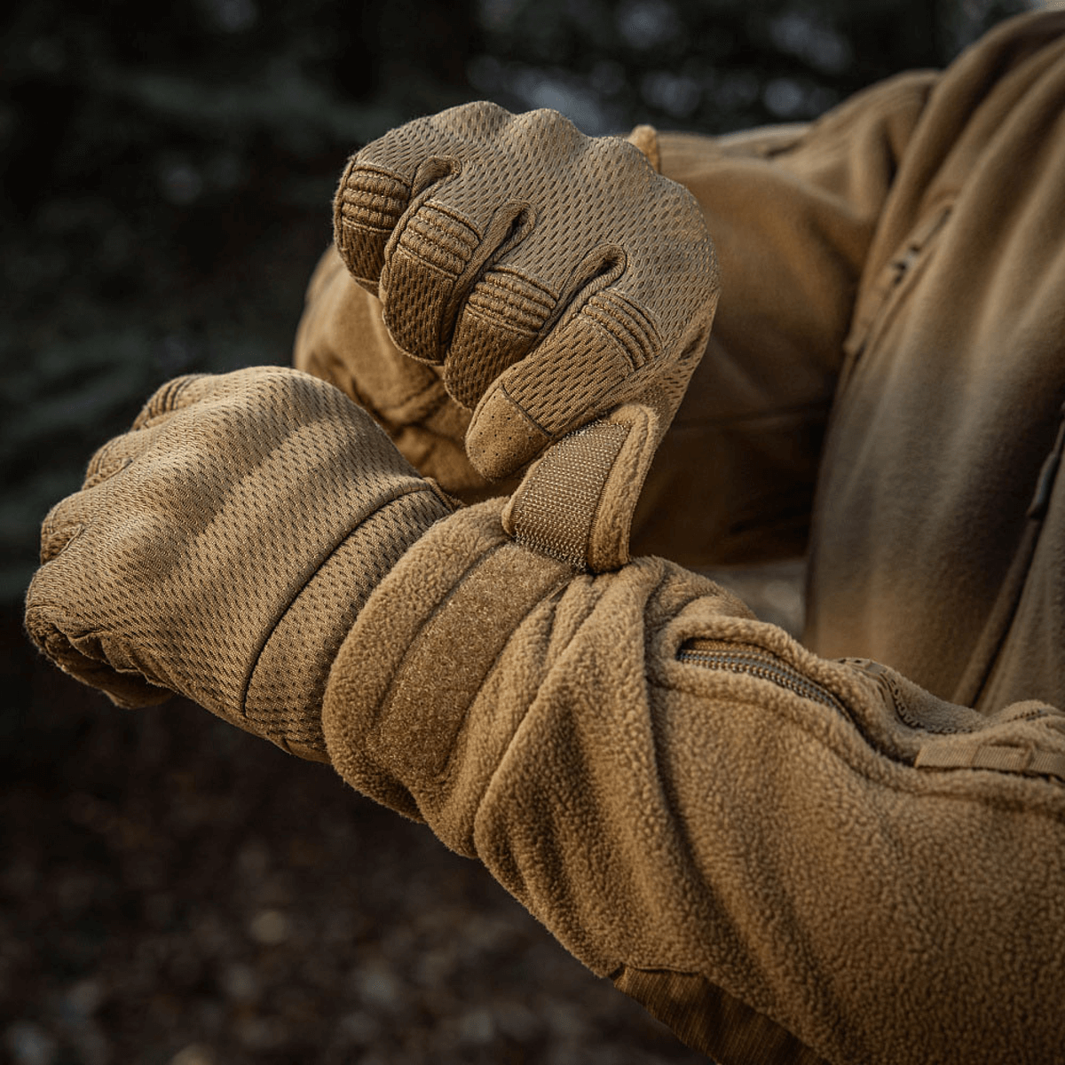 Person iført M-Tac Division Gen.II Windblock Fleecejakke tilpasser ærme, ideel til kolde vejrforhold og vindbeskyttelse
