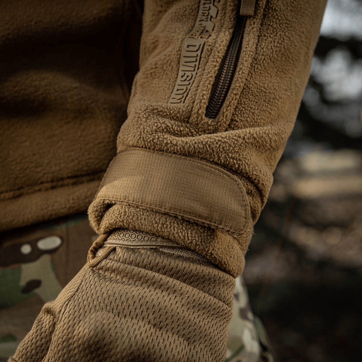 M-Tac Division Gen.II Windblock Fleecejakke tæt på viser detaljeret materiale og design til maksimal varme og vindbeskyttelse.